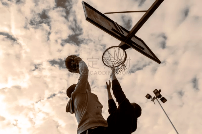 记者：曼联小将塞古-科内在洛桑体育训练，还踢了一场友谊赛